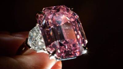 Los diamantes de tipo “fancy vivid” de más de diez quilates son casi desconocidos en las salas de venta. Este pesa 18,96 kilates.