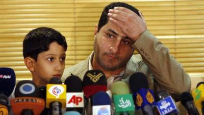 Shahram Amiri (c), el científico iraní que supuestamente fue secuestrado por Estados Unidos en 2009, en una rueda de prensa acompañado de su hijo hoy, a su llegada al aeropuerto Ruhollah Jomeini de Teherán (Irán), un año después. EFE/Archivo
