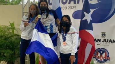 La nadadora hondureña Michell Ramírez(centro) obtuvo una nueva medalla de oro en Puerto Rico.