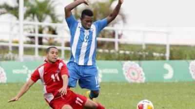 El hondureño Júnior Lacayo comete una falta al cubano Dairon Pérez.