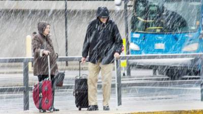 Miles de pasajeros quedaron varados tras las cancelaciones de vuelos por la tormenta de nieve que afecta al noreste del país.