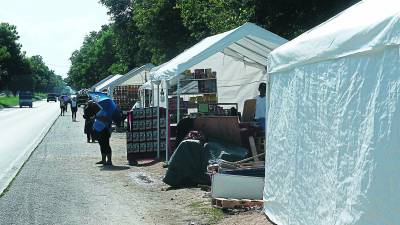 En el bulevar instalaron los 34 negocios que, según la alcaldía, son regulados por los Bomberos y la Policía Municipal.