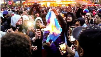 Un grupo de aficionados quemó la bandera de Argentina.