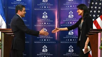 El presidente Juan Orlando Hernández en una comparecencia de prensa junto a la embajadora de EEUU ante la ONU, Nikki Haley. / AFP PHOTO / Orlando SIERRA