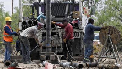 Las autoridades mexicanas trabajan en el rescate de diez obreros atrapados en una mina inundada desde hace tres semanas.