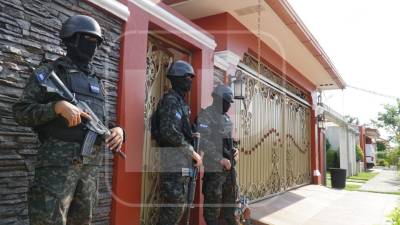 Policías militares custodian la vivienda allanada en Costa Verde en San Pedro Sula.