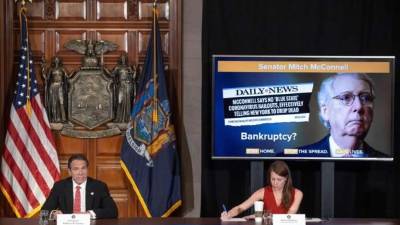 Fotografía cedida por la Gobernación de Nueva York donde aparece su gobernador, Andrew Cuomo, mientras habla junto a su secretaria, Melissa DeRosa, durante su rueda de prensa diaria sobre los últimos detalles y decisiones del coronavirus este miércoles, en Albany, Nueva York (EEUU). EFE