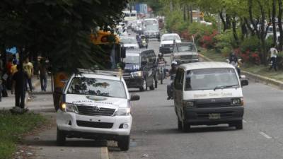 Agentes de la Policía Nacional se trasladaron al bulevar del norte para corroborar que no estuvieran falsos policías en la zona de alto tráfico vehicular y peatonal.