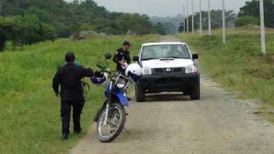 Los cadáveres estaban sobre una zacatera en la orilla de la calle principal de la colonia Los Laureles del sector Rivera Hernández de San Pedro Sula.
