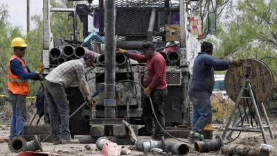 Mineros y rescatistas siguen trabajando para sacar el agua de una mina inundada donde desaparecieron diez obreros el pasado 3 de agosto.