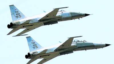 Dos de los aviones F5 que están en operaciones en la actualidad. Estas aeronaves son de combate supersónicos ligeros.