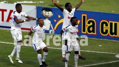 Dabirson Castillo celebra con sus compañeros el gol de la victoria ante Motagua.