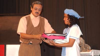 Escena de la obra “Sara y los Títeres” en una de sus presentaciones previas.