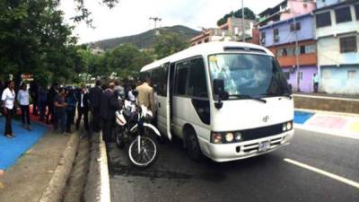 Una protesta del oficialismo bloqueó la autopista que da acceso a la ciudad de Caracas y atacaron la camioneta de los senadores brasileños.