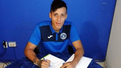 Henry Ayala al momento de firmar su contrato con el Motagua.