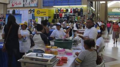 Evento. Los visitantes disfrutaron de la variedad de artículos en la terminal.