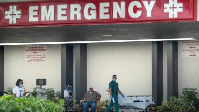 Abbott reconoció que el estado enfrenta 'un brote masivo de coronavirus' y suspendió la reapertura económica./EFE.