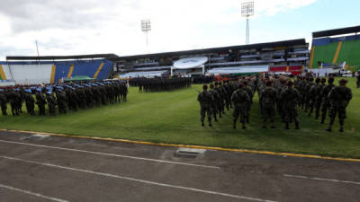 Ayer militares y policías realizaron los últimos ensayos para tener todo listo en la ceremonia de traspaso que se desarrollará esta mañana en el estadio Nacional de Tegucigalpa.