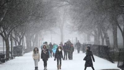 La histórica nevada causada por la supertormenta Jonás paralizó el sistema de transporte público y colegios de la capital de Estados Unidos. Fotos: AFP y EFE