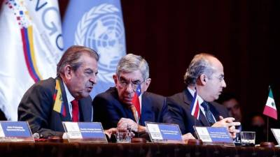 Desde la izquierda, los expresidentes Frei Ruiz, de Chile; Óscar Arias, de Costa Rica, y Felipe Calderón, de México, participan en la III Cumbre Hambre Cero hoy, viernes 27 de abril de 2018, en Cuenca, Ecuador. EFE