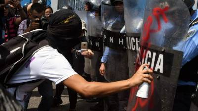La manifestación del Primero de Mayo se convirtió en una batalla campal.