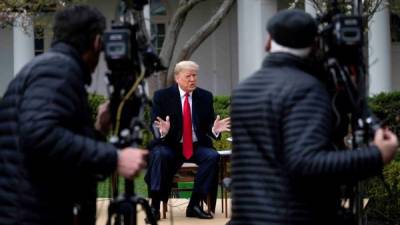 El presidente de los Estados Unidos, Donald J. Trump, y participa en un Ayuntamiento Virtual de Fox News con el presentador Bill Hemmer, en el Jardín de las Rosas de la Casa Blanca, Washington, DC, el 24 de marzo de 2020. EFE / EPA / Doug Mills