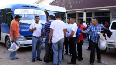 Fotografía de un grupo de hondureños deportados de Estados Unidos a Honduras.