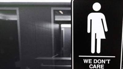 Se demanda al Gobierno por instruir a los centros educativos de que el acceso a los baños sea según el sexo o género con el que el alumno se identifica. AFP