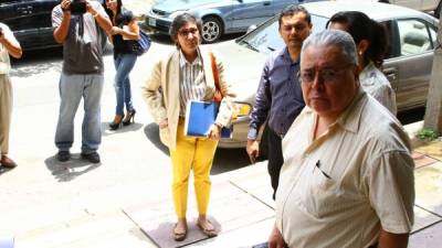 Los abogados sampedranos entre ellos Maribel Espinoza y Ramón Zúniga llegaron ayer al Ministerio Público para denunciar unas serie de irregularidades.