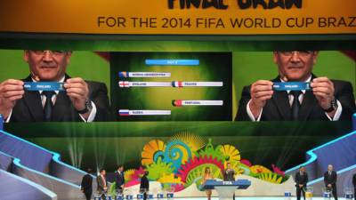 El video, subido por un usuario de la página de Youtube con el seudónimo de fronteragp, nos permite ver como Jerome Valcke, secretario general de la FIFA , parece esconder los papelillos al momento de desenrollarlos.