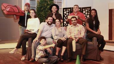 El elenco: Gerardo Mejía, Ricardo Vallecillo hijo y Ricardo Vallecillo con Carla Gonzales, Héctor Cardona, Tatiana Urteaga, Víctor Canales, Kemberlyn Downs y Sebastián Valladares.