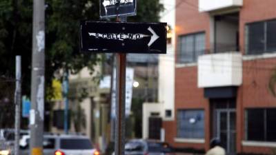 Hay señales, como la ubicada en la 8 calle y la 10 avenida noroeste, que no se aprecian como se debe. Foto: Jorge Gonzales