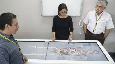 Autoridades de Ciencias de la Salud muestran funcionamiento de la mesa. Foto: A. izaguirre