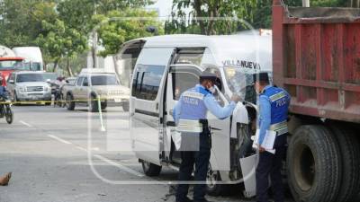 Agentes de Tránsito inspeccionan la zona del accidente.