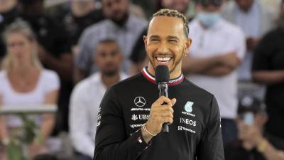 Lewis Hamilton, en su visita a la Expo de Dubái. Foto AFP.