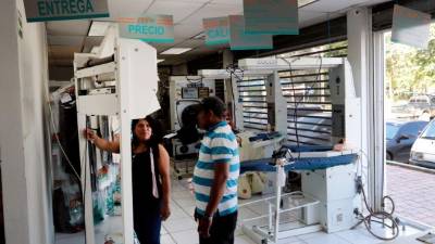 Empleados contribuyen a restaurar la lavandería que funciona en el sector de Bermejo. Foto: Gilberto Sierra