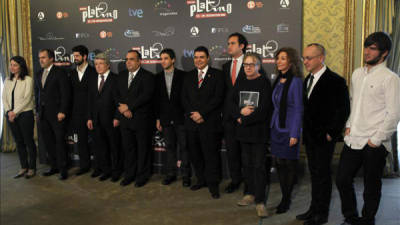 Fotografía de familia de los asistentes a la presentación en la Casa de América de Madrid de la primera edición de los Premios Platino del Cine Iberoamericano. EFE