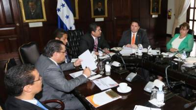 El presidente Juan Orlando Hernández en reunión con las autoridades del Partido Innovación y Unidad (Pinu).
