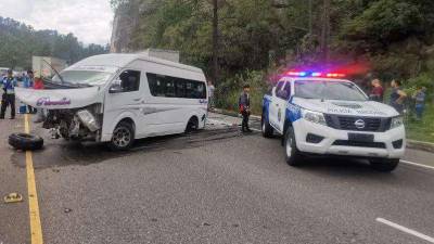 El accidente entre un microbús y un camión dejó a dos mujeres y un hombre sin vida en la CA-5, en el kilómetro 101 en Comayagua.