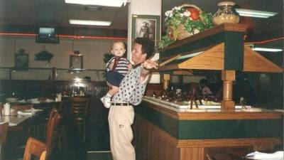 En la imagen, Ricardo Uclés Brevé junto a su hijo. Fotografía tomada del Facebook de Ricardo Uclés, hijo.