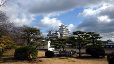 Los viajeros se dirigen, hipnotizados, hacia el imponente edificio blanco que se mira a la distancia.