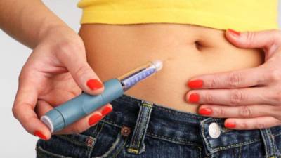 El diabético debe inyectarse insulina. El nuevo medicamento liraglutida puede ayudarle a bajar de peso.