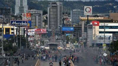 El ambiente de violencia en la capital hondureña es parecido al que vivió el país por el derrocamiento, el 28 de junio de 2009, del entonces presidente hondureño, Manuel Zelaya, quien ahora es coordinador de la Alianza de Oposición y del partido Libertad y Refundación (Libre), surgido luego de su derrocamiento.