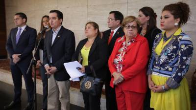 Los miembros de la comisión ofrecieron ayer una conferencia de prensa.