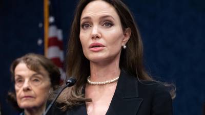 La actriz Angelina Jolie habla durante una conferencia de prensa anunciando una Ley de Violencia contra la Mujer (VAWA) bipartidista modernizada, en Capitol Hill en Washington, DC, el 9 de febrero de 2022.