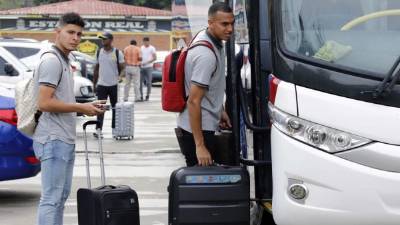 Jhow Benavídez y Devron García subiendo al bus que los trasladó al aeropuerto de San Pedro Sula. Foto Neptalí Romero