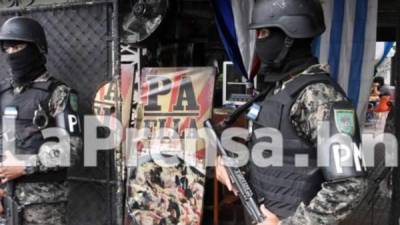 Las autoridades de la Dirección de Lucha Contra el Narcotráfico confirmaron que en el negocio llamado 'Paella, pa El', buscan droga, dólares, armas y cualquier otra evidencia que implique algún delito.