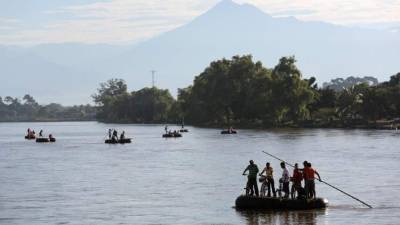Migrantes cruzan el río Suchiate, frontera natural entre Guatemala y México.