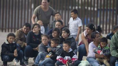 SUNLAND PARK, NM - JUNE 02: Migrants wait to be processed and loaded onto a bus by Border Patrol agents after being detained when they crossed illegally into the United States from Mexico on June 02, 2019 in Sunland Park, New Mexico. Recently immigration officials have seen a surge in the number of asylum seekers arriving at the border. Joe Raedle/Getty Images/AFP