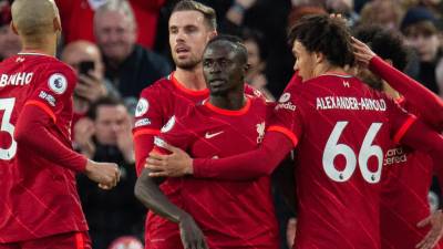 Sadio Mané siendo felicitado por sus compañeros del Liverpool tras anotarle al West Ham.